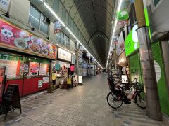 せっかくだから散策してみよう。

京急蒲田駅 西口のアーケード街。
飲食店が充実していて、これは良いね！