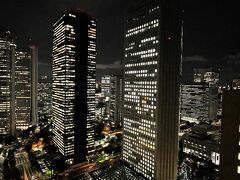東京・西新宿『ヒルトン東京』のクラブラウンジ
【エグゼクティブラウンジ】からの眺望の写真。

「Skyscraper（スカイ）」ゾーンからは新宿高層ビル群を
望みます。
西新宿の高層ビルビューで、写真右は『新宿住友ビル』、
写真左は『新宿三井ビル』です。

写真には写っていませんが、右手にホテル『ハイアットリージェンシー
東京』、『東京都庁』、ホテル『パーク ハイアット 東京』もあります。