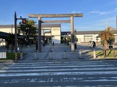 ちょっと宿の周りをお散歩してみました。
伊勢市駅前です。宿は駅の真ん前なので、車より電車で来る方が便利かもしれません。