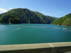 バスの車窓では大きなダムが見える場所があってなかなかの大きさでした。
ダムの水量は本当圧巻。
このダムは奈川渡ダムというそうです。
