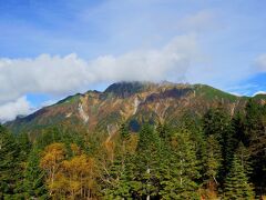 西穂高岳の方角は山頂にきれいに雲がかかっていました。
１時間半くらい西穂高口駅でのんびりしてましたが、ずっと雲がかかってて、山頂は見れませんでした。
槍や穂高は隠れて見えぬという歌もありますが、山頂は上昇気流の影響もあり、晴れててもなかなか見づらい。
山の天気は変わりやすいし、頂上付近は曇天なのかなぁ