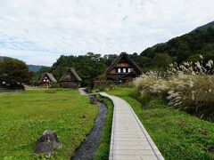 ２日目はバスで白川郷へ行きました。朝は人も少なめで、
日本の静かな農村風景を楽しみました。
合掌造りの家は独特でなかなか見れないから見たかった。