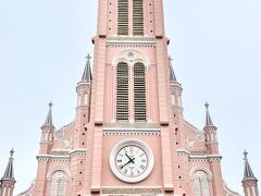 タンディン教会！
SNSで映えると話題のピンクの教会。
ホーチミンに来たら欠かせないですね。

実際にみるとピンクなんだけれども、派手ではなく、優しいピンクで可愛かった～
マレーシアから来た観光客の奥様と写真を撮りあいました(^O^)