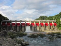 愛知県　17施設目　越戸ダム（三水湖）
2022年4月15日配布開始
2022年7月28日に第71回ダムカード収集の旅として訪問

越戸ダム
1929年（昭和4年）竣工の重力式コンクリートダム
堤　高　 22.8m
堤頂長　120.3m
鋼製ラジアルゲート　12門