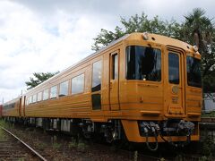 人が多いので下灘駅を避け、伊予上灘駅に先回りしておもてなしをしてくれる方とお話もでき、記念に色紙も書く