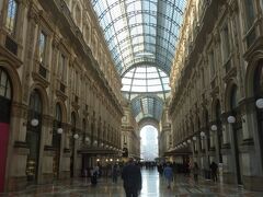 ２日目。ヴィットーリオ・エマヌエーレ2世(Vittorio Emanuele II。イタリア初代国王)のガッレリア(Galleria Vittorio Emanuele II)を観光しました。
