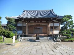 閑静な住宅地に建つ浄土宗・金蔵寺。
広々とした境内と墓地、大きな本堂、立派な客殿が印象的な寺で、境内には松や桜が植えられ、水子供養地蔵尊も建っています。周辺に建つ寺はこじんまりした寺が多く、それらの寺に比べ開放的な感じがする寺です。江戸時代、行徳、葛西地区における浄土宗の中心的役割を果たしていた寺とのことです。