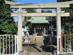 旧江戸川に沿って走る篠崎街道沿いに建つ八雲神社
素戔嗚尊を祀る旧上今井村の鎮守だった神社です。説明によると、昔は水路の神として信仰されていて、江戸川を航行する際に神社の前を通る時は、帆を下げて船の安全を願ったそうです。現在は交通量が多い街道沿いに建っていることもあり、参拝に訪れる人はいませんでした。境内がきれいに掃き清められていたのが印象的でした。