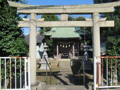 旧江戸川に沿って走る篠崎街道沿いに建つ八雲神社
素戔嗚尊を祀る旧上今井村の鎮守だった神社です。説明によると、昔は水路の神として信仰されていて、江戸川を航行する際に神社の前を通る時は、帆を下げて船の安全を願ったそうです。現在は交通量が多い街道沿いに建っていることもあり、参拝に訪れる人はいませんでした。境内がきれいに掃き清められていたのが印象的でした。