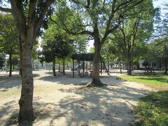名主屋敷に向かう途中で休憩した、大雲寺向かいに造られた瑞江公園。
広々とした児童公園です。