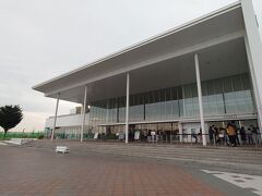 直通なのであっという間に水族館に到着
結構多くの入館者が居たけれど、みんな車で来てるんだね(*´ω｀*)

チケットは通常料金で2,400yen/大人
私はE-PARKで購入したので200yenOFFの2,200yen！
E-PARKポイントも使えたので結果、1,900yenで入館できました(o´・ω-)b
--------------------------------------------
施設名：仙台うみの杜水族館
料金：2,400yen/大人
営業時間：9:00-17:30
備考：お弁当の持ちこみでの飲食はうみの杜スタジアムのみ可
--------------------------------------------