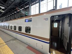 バスで金沢へ行こうと思っていたら、希望していた時間は運休だったことに気づき
急遽新幹線で移動することにした。