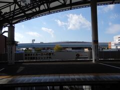 日曜日、競馬場に行く前に、甲子園球場に立ち寄ることにしました。甲子園駅はホームが広く造られています。