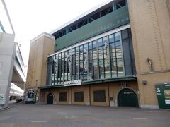 高速道路をくぐると、道路のすぐ近くにあります。高速道路の下も車道があるのですが、開催時はどうするのでしょうか。