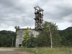 三笠に来たついでに炭鉱の遺構を遠巻きに見てきました。
こちらは旧奔別炭鉱立坑櫓。
ここの敷地内は私有地なので立ち入りが禁止されています。

さて今回はここまで。
札幌駅発着のドライブルートで、各道の駅の滞在時間を30分とすると約4時間半の行程になります。
ドライブの参考になれば幸いです。