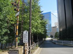 浜離宮前踏切跡　12:00

かつて国鉄汐留駅と東京都中央卸売市場築地市場を結んでいた貨物線、通称「東京市場線」の引込線にあった踏切。
