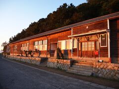 港から歩く事１５分　本日の宿泊場所である『ネコノシマホステル』に到着
元は昭和２９年に建てられた旧佐柳小学校です。　廃校となった校舎を利用して宿泊施設を開業されたそうです。

ネコノシマホステル
http://neconoshima.jp/