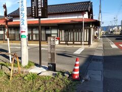 「奥奥州街道沿いの桑折西山城跡 入口」7:50通過。
街道に建っている道標より1900mです。