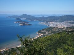 午後レンタカーで向かったのは、昨今話題になっている｢天空の鳥居｣こと観音寺市の高屋神社です。
すれ違いも困難な細い山道を頑張って上がり、頂上近くの駐車場へ