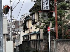 旅館鳳鳴館
営業継続中

ありがたいことに
レトロ趣味の人や
日本探求の外国人の
客がいるという