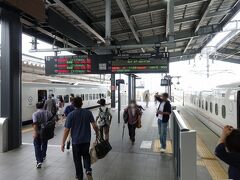 　武雄温泉駅に戻ってくると、向かい側には「白いかもめ」として活躍してきた885系が、「リレーかもめ」として待っていました。
　885系は６両編成で、新幹線の６両とは輸送力に差があるため、脇役的な存在です。新在の白い列車が並ぶ光景が、新鮮。
