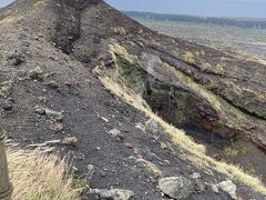 少し降りていくと、割れ目噴火口が見えてきました。ここからは、火山煙が出ていました。