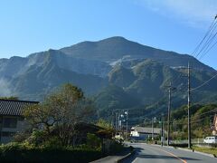 近くへ来ると、けっこうな存在感。

北側斜面が石灰岩質であり、石灰岩の採掘が盛んに行われている。日本屈指の良質な大鉱床であり可採鉱量は約4億トンと推定されていて、日本の高度経済成長期を支えたらしい。

元々は標高は1,336mあったが、採掘のために爆破され今は標高1,304mとの事。