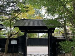 小田野家住宅の門
斜め葺の黒瓦に黒塀、石畳でとてもシックで素敵です。
