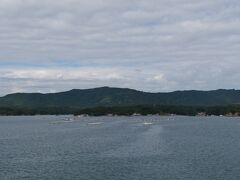 まずは英虞湾に向けて出発です。
英虞湾は静かな海で別名真珠湾。
また白いいかだも見えます。