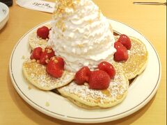 お昼は江ノ島水族館近くのエッグスシングスでいただくことにしました。
写真はおなじみの生クリームたっぷりのパンケーキ。
でも、生クリームはそれほど甘くないので見た目に反してパクパクいけます。