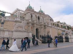 ブダ城に到着すると入口で結婚記念撮影現場に遭遇。