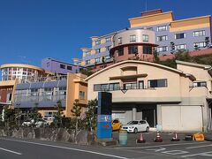 １泊目のホテル松竜園　海星に到着。南館と新館の前後に分かれている。