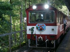 ●大井川鉄道/奥泉駅

9:42。
時刻通り、列車がホームに入ってきました。
「せっそ」というヘッドマークをつけています。
「せっそ」とは、これから先にある渓谷の名前です。