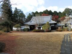 　正面の建物は芳徳寺の本堂です。
　本堂や資料室へは、向かって右側の資料室の入り口から入ります。本堂一帯の空間から直接本堂へ入ることは出来ません。