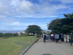 ホテルから1時間30分くらいで『沖縄美ら海水族館』に到着。駐車場から入り口までもけっこうあります。前を歩く団体は修学旅行生たち。