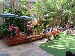 インタマを通り抜けてロイヤル・ハワイアン・センターに行ってみると、何やらイベントが。
和太鼓だね。演者は全員が日本人のようだが、もしかするとロコもいるかも。