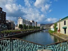 直ぐ近くの「小樽運河」へ。
過去３回、７月末と初冬と真冬に訪れていますが小樽に来たらここだけは外せません。
この近くに観光案内所があるので、紙ベースの案内図もＧＥＴ。