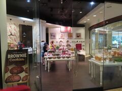 コーヒーとマフィンでマッタリしていたら、昼を過ぎてしまったので次の店へ移動。
自宅用とばら撒き用のお土産をクッキー・コーナーで購入。
ここのリリコイ・クッキーは美味い。