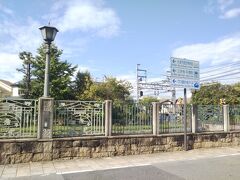 三井寺到着です。
ここも小さな無人駅でした。

琵琶湖疎水沿いを歩いて行きます。。。