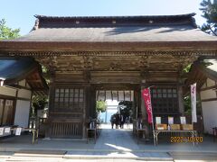 ひたち海浜公園から20分ほど車で走り、大洗磯前神社へ
戦国時代に焼失した神社を徳川光圀公が再建

神社の横まで車で行けます
わずか横がもう随神門