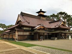 この「箱館奉行所」は
1871年（明治４年）に解体されてしまいましたが、
2010年（平成22年）可能な限り建築当時の資材・工法を用い、往時の1/3の規模で再建されました。
解体されてから実に140年の時を超えての復元です。

入館料は500円。
時間も無いし、残念ながら外観だけでおしまいです　(u_u)