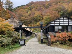 乳頭温泉郷　鶴の湯

田沢湖駅でレンタカーを借り、ぐんぐん登って乳頭温泉郷へ。鶴の湯方面の分岐からは沢の方に下り、最後は砂利道でしたが、30分ほどで到着。
秘湯ですが、思ったよりアクセスいいです。