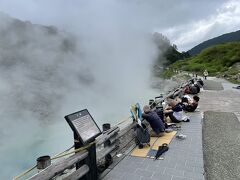 近くには玉川温泉自然研究路がある。道路の横は温泉の源泉である大噴を見ることができる。湧出量も温度も日本でも有数といわれている。歩くだけでも結構熱くて、汗をかいてしまった。

地熱のある岩場では、タオルや茣蓙を引けば岩盤浴ができる。そのため、道では多くの人が岩盤浴をしていた。