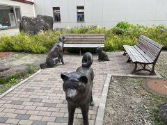 東北自動車道は渋滞することもなくすいすい１時間強で空港に到着（高速代は￥８９０）できた。

空港の外には秋田犬の銅像が飾ってあった。8のつくには、午前中のみだが、秋田犬のお出迎えがあるそうだ