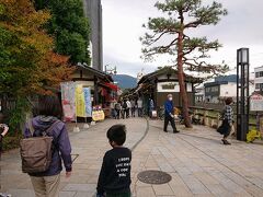 四柱神社から、縄手通りに入ります。
松本の城下町観光スポットです。
お土産屋を中心に、当時の城下町が再現されています。