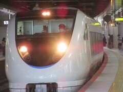 指定された座席は 2号車 1番 A , B .で
すぐにツアーコンダクターが回ってきてコロナワクチン3回分の接種済証明書、IDカード等を確認。
