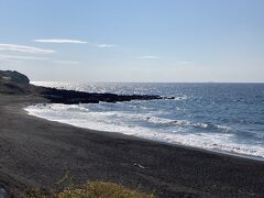 砂の浜です。ここは海亀の産卵地だそうです。