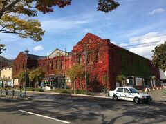 明治館の開館は
09：30～なので先に赤煉瓦倉庫群に行ってから戻って来て入館しました。

明治44年(1911年)に道内初の郵便局として建造された「旧函館郵便局」の建物です。