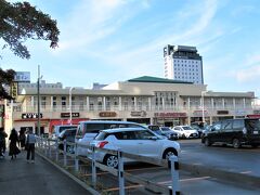 函館駅前まで送って貰います。
この建物は駅広に隣接した「函館朝市どんぶり横丁市場」