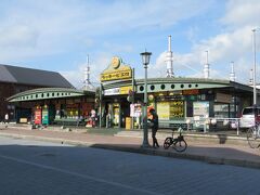 「ラッキーピエロ」マリーナ末広店
函館を中心に道南エリアに17店舗を展開するハンバーガーチェーン店。
愛称は「ラッピ」。
すぐ近くにはベイエリア本店も在ります。